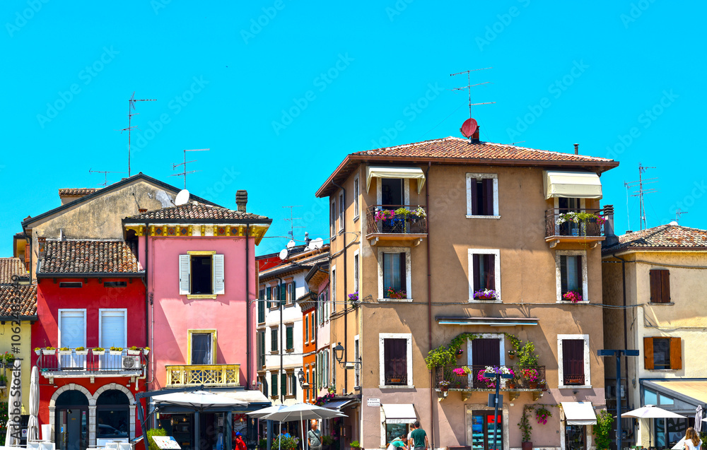 Naklejka premium Die Altstadt von Peschiera del Garda (Italien)
