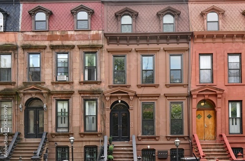 Canvastavla Old brownstone style apartment buildings or townhouses in New York City