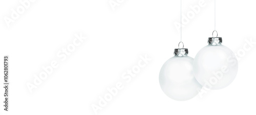 Weisse Weihnachtskugel vor weissem Hintergrund