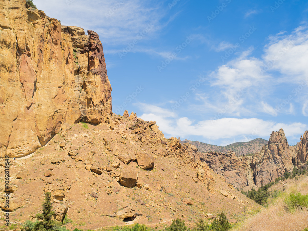 Fototapeta premium A rocky mountain range with a clear blue sky