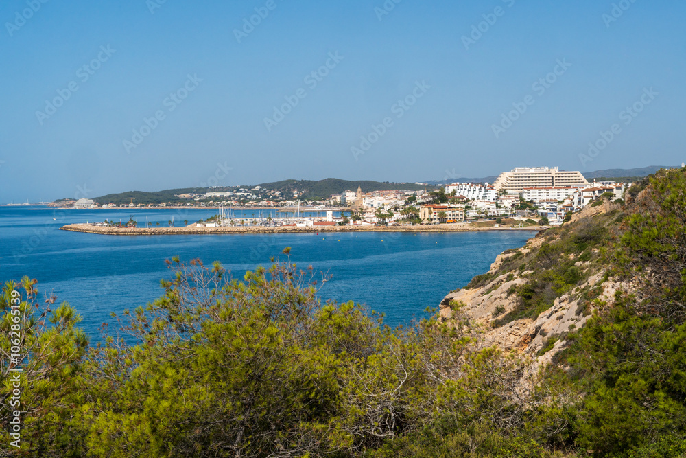 Fototapeta premium Park Parque del Garraf to obszar pełen jaskiń, wapiennych wzgórz porośniętych rodzimą roślinnością. Położony w Barcelonie, Hiszpania, Katalonia