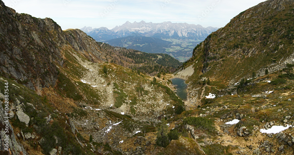 Fototapeta premium Bergpanorama auf der Reiteralm mit Blick auf das Dachsteinmassiv