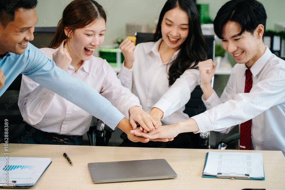 Fototapeta premium Happy businesspeople while collaborating on a new project in an office. Group of diverse businesspeople