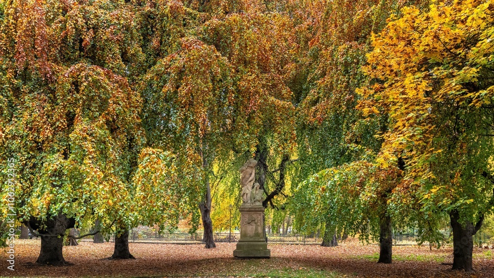 Naklejka premium Krakowskie planty jesienią, czyli wielki park w Krakowie