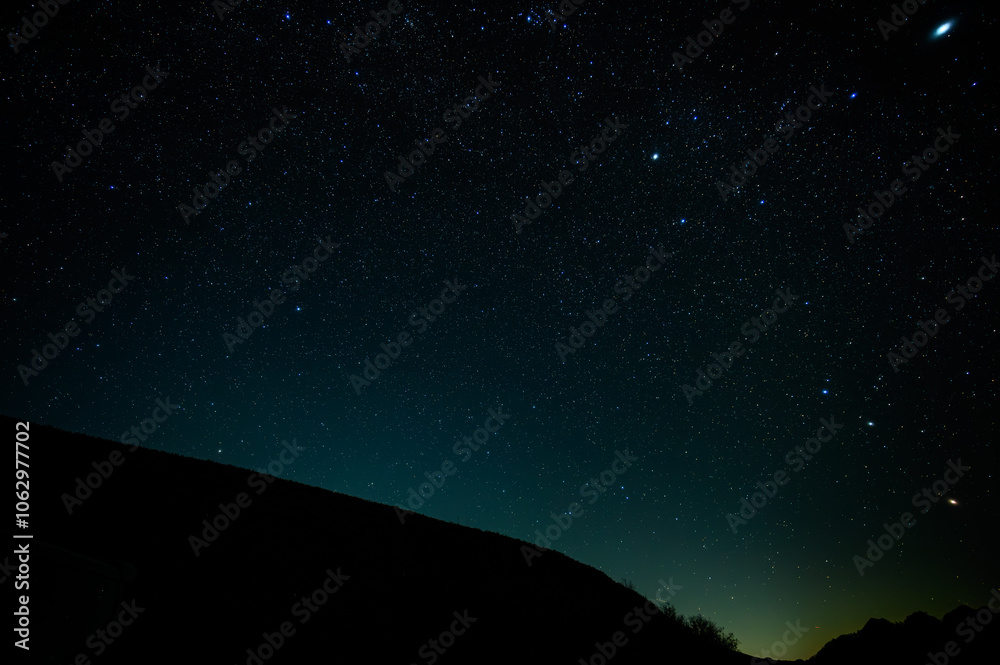星空と山道の夜景 - 静寂に包まれた星空と山の稜線の風景 星空と山道の夜景 - 静寂に包まれた星空と山の稜線の風景