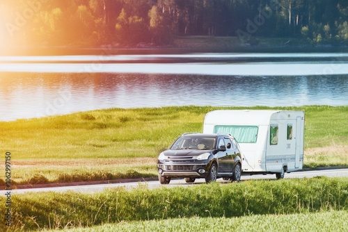 Canvastavla SUV pulling a caravan in nature