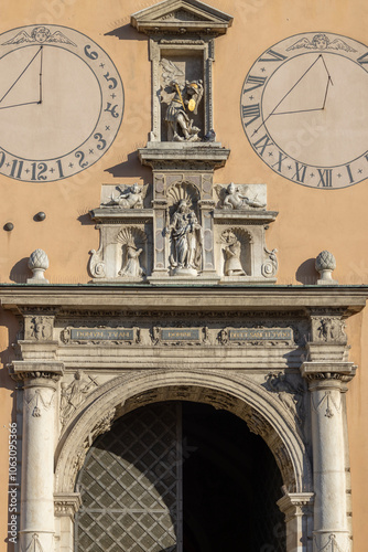 Obraz na płótnie Facade of Jasna Gora Basilica with two sundials, Czestochowa, Poland w salonie