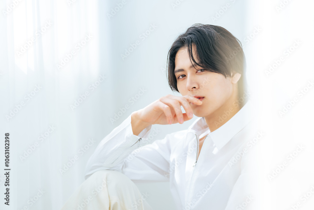 男性、座る、ポートレート、メンズ、白い、清潔感、爽やか、イケメン、Z世代、アパレル、ファッション、カジュアル、ボディケア、ヘアケア、ニキビケア、アイドル、日本人、かっこいい、キュート、グラビア、ヘルスケア、ボディメイク、エステ、サロン、美容院、サロンモデル、ヘアカタログ、ホワイト、コピースペース、若い、20代、室内、日差し、UVケア、おしゃれ、男子、美男子、美少年、ライフスタイル、リラックス、シリ 男性、座る、ポートレート、メンズ、白い、清潔感、爽やか、イケメン、Z世代、アパレル、ファッション、カジュアル、ボディケア、ヘアケア、ニキビケア、アイドル、日本人、かっこいい、キュート、グラビア、ヘルスケア、ボディメイク、エステ、サロン、美容院、サロンモデル、ヘアカタログ、ホワイト、コピースペース、若い、20代、室内、日差し、UVケア、おしゃれ、男子、美男子、美少年、ライフスタイル、リラックス、シリ