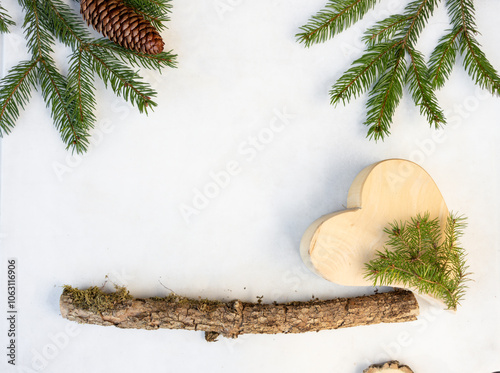 Weihnachten Hintergrund - Kiefernzweig Tannenzweig Tannenzapfen Holz Herz  weissem Hintergrund photo