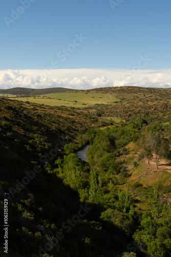 Paisaje del atardecer de monte y río.