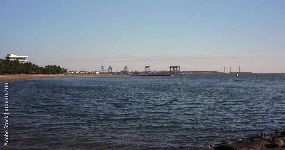 埠頭にある砂浜の風景。