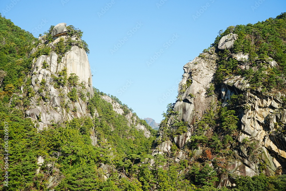 Fototapeta premium Rocky Mountain and Autumn Landscape of Shosenkyo Gorge in Yamanashi, Japan - 日本 山梨県 昇仙峡 秋の景色 覚円峰