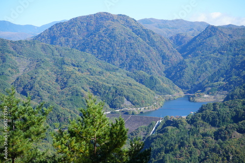 Scenic View of Lake Nosen at Arakawa Dam in Yamanashi, Emerald Green Water and Lush Green Mountains - 山梨県能泉湖（荒川ダム）の絶景、エメラルドグリーンの湖面と新緑の山々