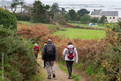 Groupe de randonneurs sur le GR34 en Bretagne-France