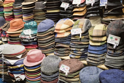 Obraz na płótnie florenz, italien - viele bunte mützen und hüte w salonie
