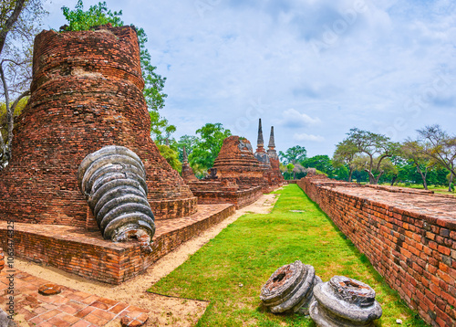 The ruins of Wat Phra Si Sanphet archaeological complex, Ayutthaya, Thailanda photo