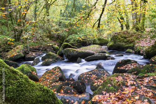 La rivière d’Argent serpente en pose longue parmi les chaos granitiques, enveloppée de teintes automnales qui rehaussent le mystère de la forêt d'Huelgoat en Bretagne.