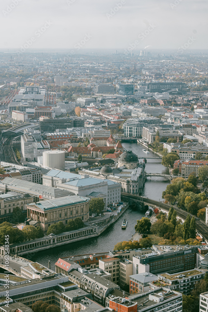 Fototapeta premium Vogelperspektive - Stadtpanorama - Blick vom Berliner Fernsehturm in Richtung Westen mit Blick auf die Spree und die Museumsinsel