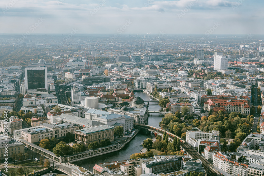 Fototapeta premium Vogelperspektive - Stadtpanorama - Blick vom Berliner Fernsehturm in Richtung Westen mit Blick auf die Spree, Museumsinsel, Internationales Handelszentrum und Charité