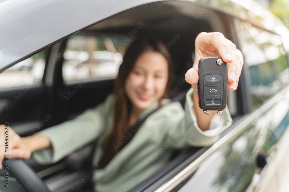 Φωτογραφία Close-up hands of a woman excitement, showcasing her brand new car key and confident posture radiate a sense of accomplishment and success