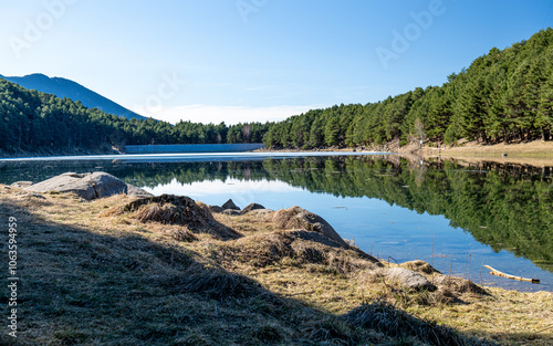 Paisaje del lago de Engolasteis en Encamp , por el camino de las Pardinas. Municipio de Andorra un día soleado de febrero.