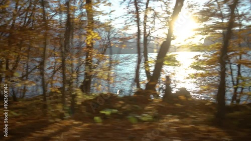 湖沿いの秋の紅葉の中の車窓