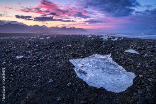 Aussicht vom Diamond Beach während der Mitternachtssonne am Jökulsarlon Gletscher, Island photo