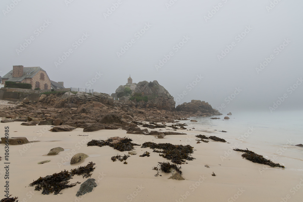 Obraz premium Brume matinale d'automne à Port-Blanc Penvénan - Bretagne