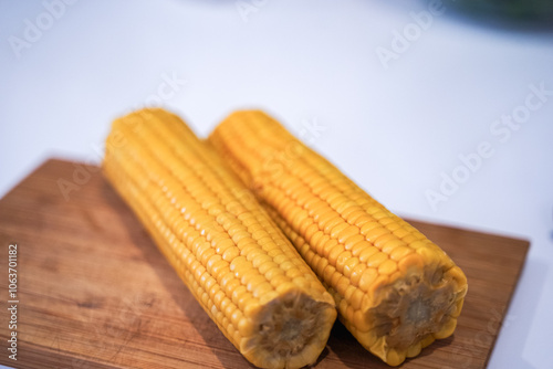 Obraz na płótnie Two ears of boiled corn on the table. Healthy diet. w salonie