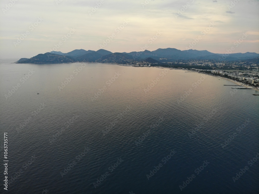 Fototapeta premium A photo of a body of water