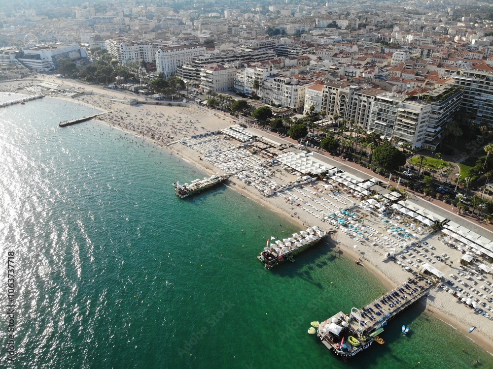 Naklejka premium A photo of a view of a beach with a boat in the water