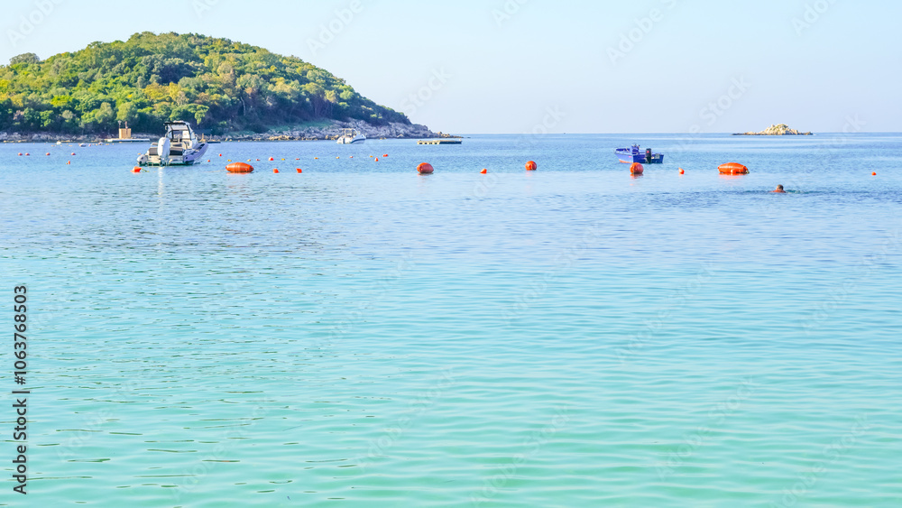 Obraz premium Turquoise sea background with gentle waves and bright sunlight reflections.