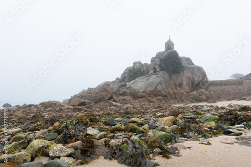 Brume matinale d'automne à Port-Blanc Penvénan - Bretagne photo