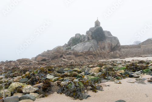 Brume matinale d'automne à Port-Blanc Penvénan - Bretagne photo