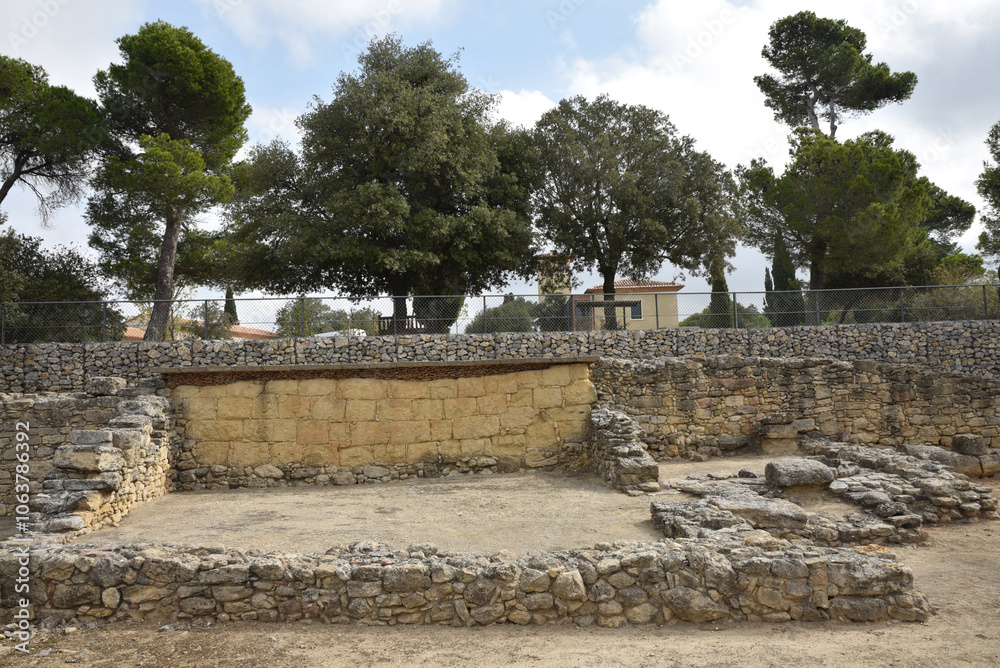 Murs antiques de l'oppidum d'Ensérune. France Murs antiques de l'oppidum d'Ensérune. France