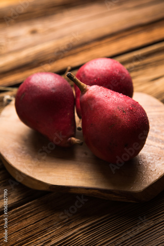 Quadro su tela Ripe pears  dark background, rustic style, top view