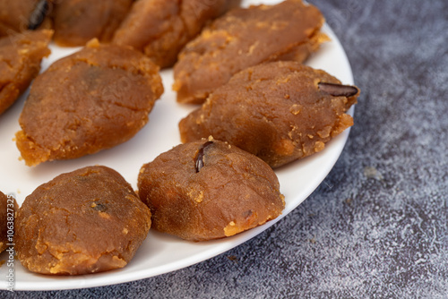 Obraz na płótnie Turkish traditional homemade pine peanut flour halva, Turkish dessert. w salonie