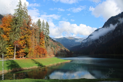 paysage automnal sur le lac Montriond situé dans le Chablais, Alpes  photo