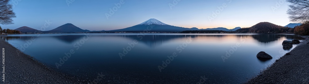Naklejka premium 富士山と湖の静寂な風景、早朝の光が反射する静かな水面の美しさ
