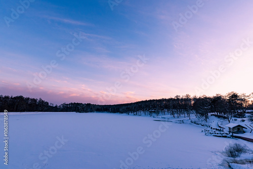 夕焼けの大座法師池と雪景色 長野県長野市飯綱高原