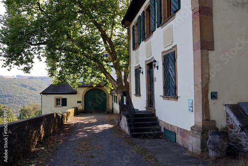 Eingangsbereich von Schloss Wartenstein bei Kirn im Landkreis Bad Kreuznach im deutschen Bundesland Rheinland-Pfalz. Aussicht vom Premium-Wanderweg Vitaltour 3-Burgen-Weg. photo