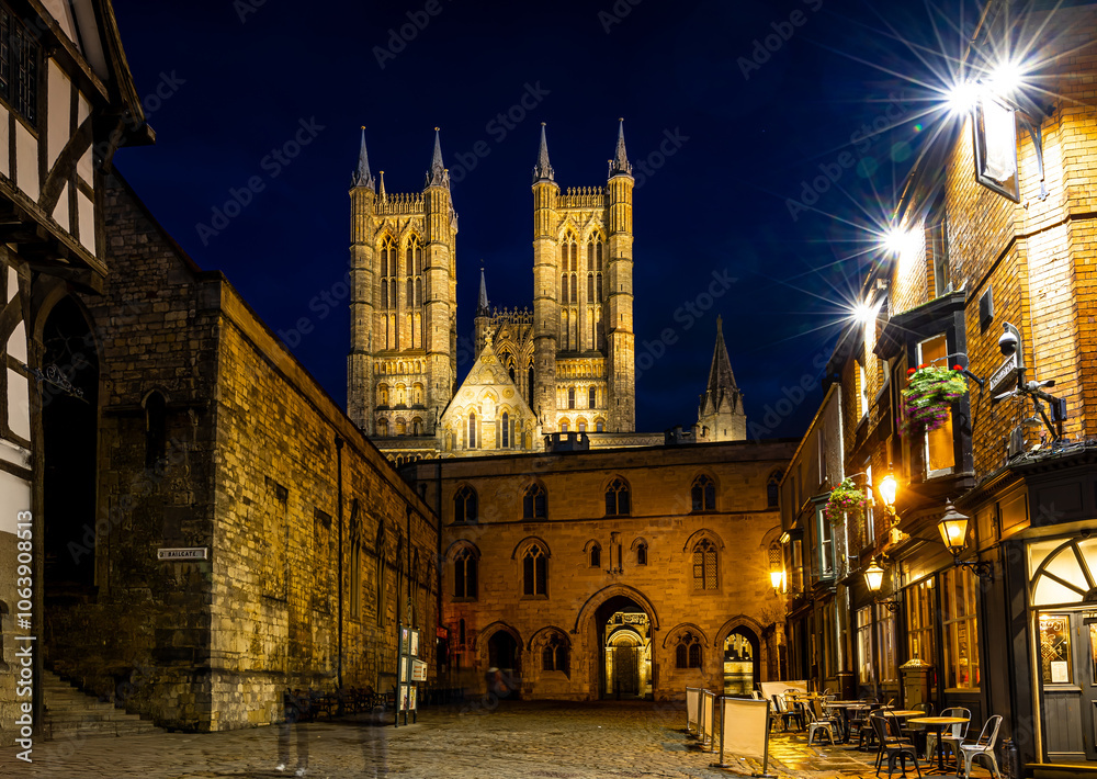 Obraz premium Evening view of Lincoln, a cathedral city and district in Lincolnshire, England, of which it is the county town
