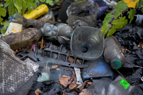 Obraz na płótnie Plastic garbage near an oil change station w salonie