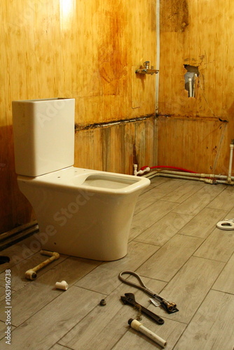 A broken toilet in a room