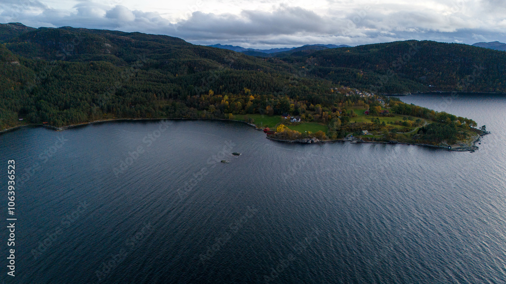 Obraz premium Serene Aerial View of a Lake and Peninsula