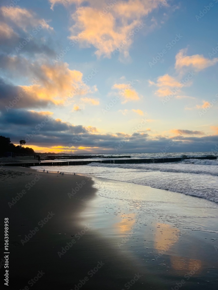 Obraz premium Tender purple clouds reflection at the seashore, beautiful sunset seascape, empty sea beach, fantastic clouds reflection on the sea surface