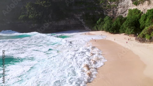 Kelingking beach ou les côtes maritimes de Nusa Penida et Bali, destination touristique, Asie, Indonésie (vu du ciel)