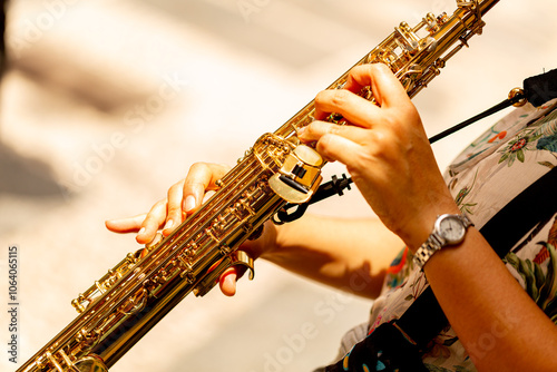 Clarinete instrumento de sopro em bloco da carnaval de rua.  photo