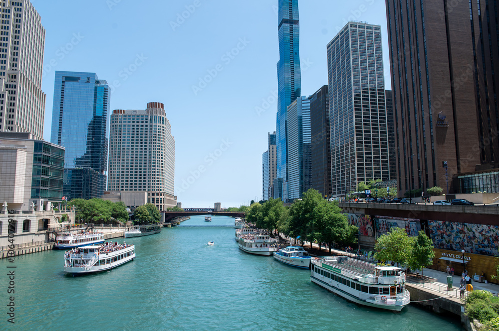 Obraz premium riverview of the riverwalk and skyline of chicago