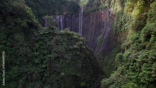 L'immense cascade de Tumpak Sewu, destination touristique de Java Est, Indonésie, Asie  (vu du ciel)